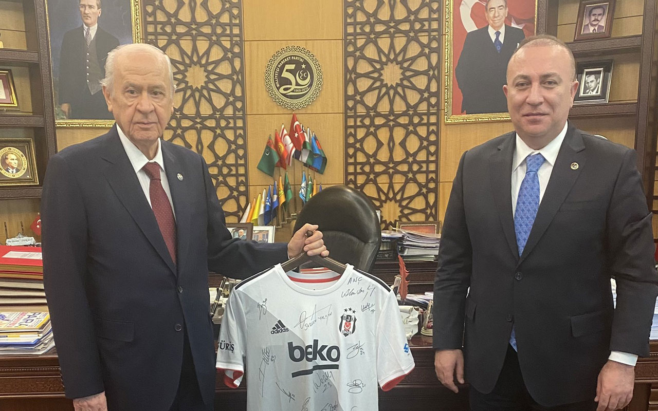 Devlet Bahçeli'ye Sergen Yalçın ve futbolcuların imzaladığı Beşiktaş forması hediye edildi