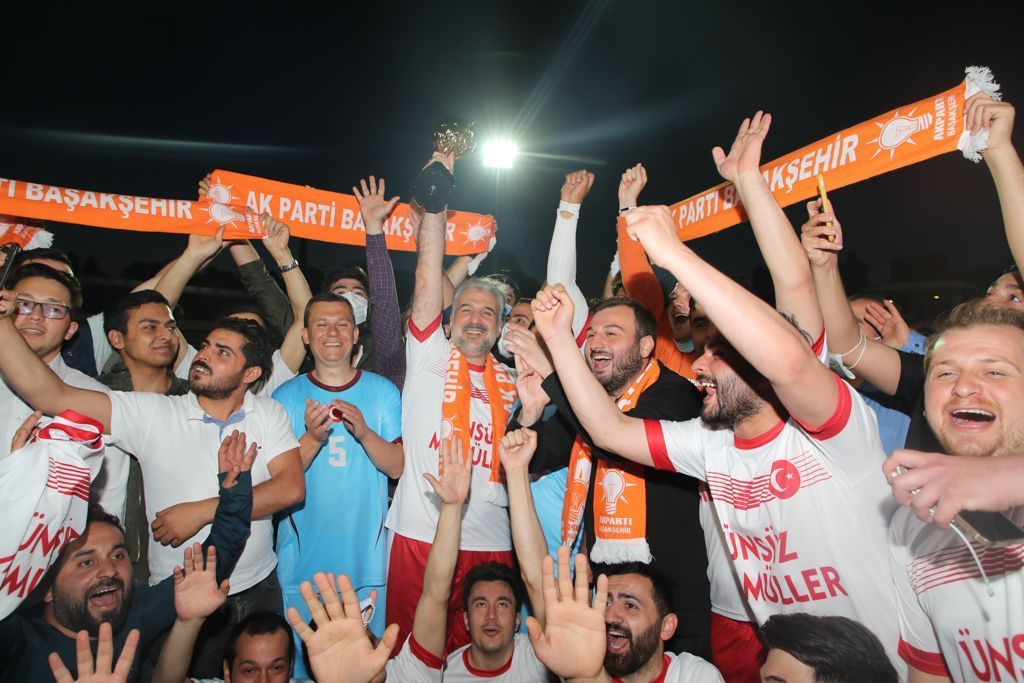 AK Parti İstanbul İl Başkanı Kabaktepe, ünlülerle 'dostluk maçı'na çıktı! Hakem Ahmet Çakar'dı