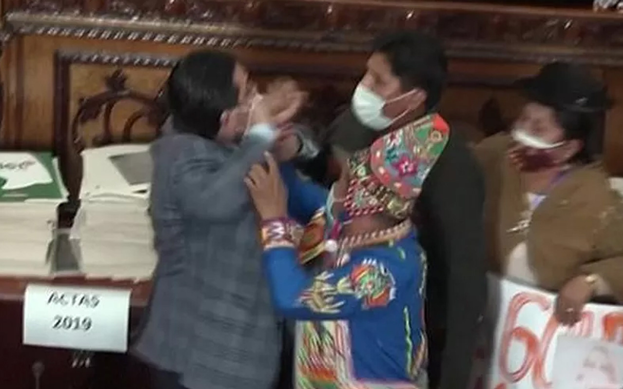 Bolivya parlamentosunda darbe tartışması: Yumruklar havada uçuştu