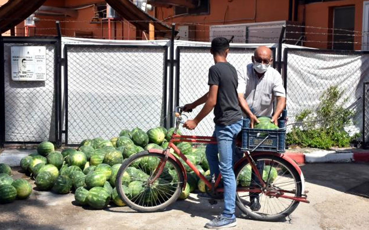 Tarsus Belediyesi, 15 ton karpuzu halka ücretsiz dağıttı