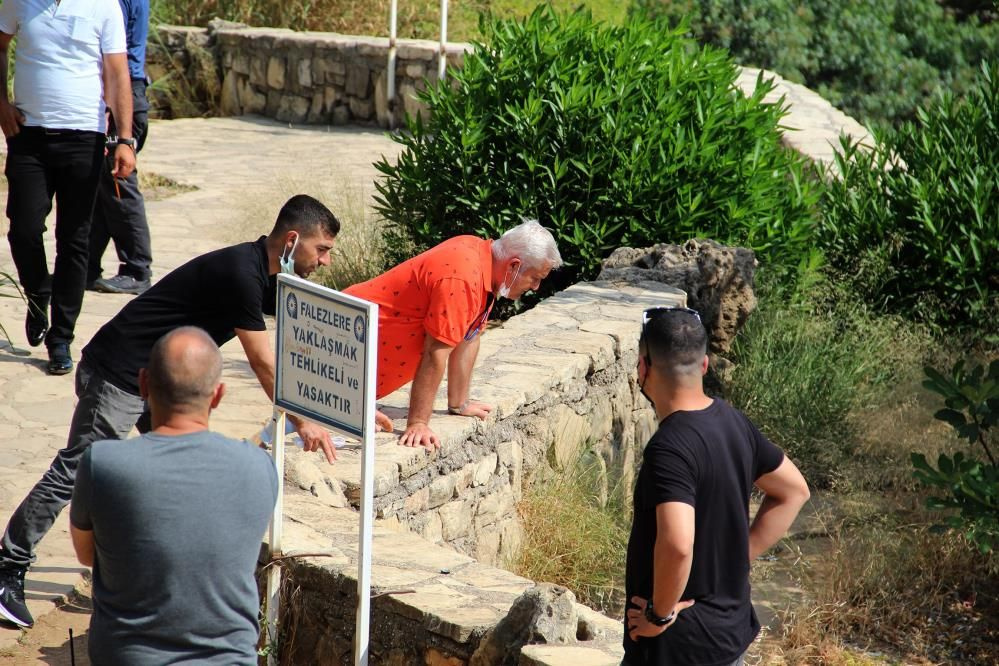 Antalya'da falezlerdeki erkek cesedini çıkarma çalışmalarını izlemek için yarıştılar