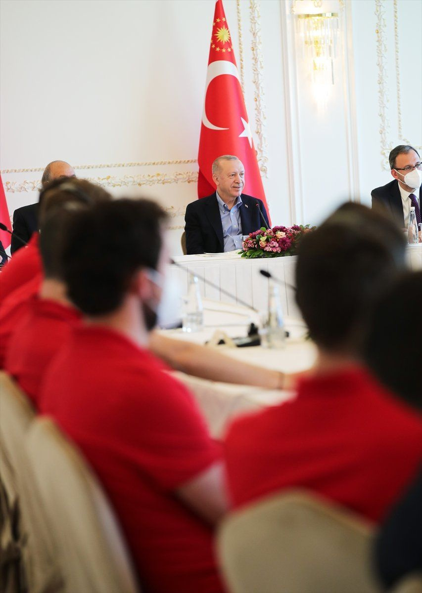 Cumhurbaşkanı Erdoğan, Vahdettin Köşkü'nde Anadolu Efes'i ağırladı