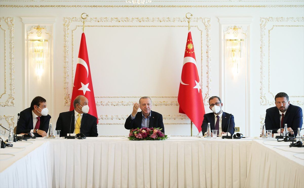 Cumhurbaşkanı Erdoğan, Vahdettin Köşkü'nde Anadolu Efes'i ağırladı