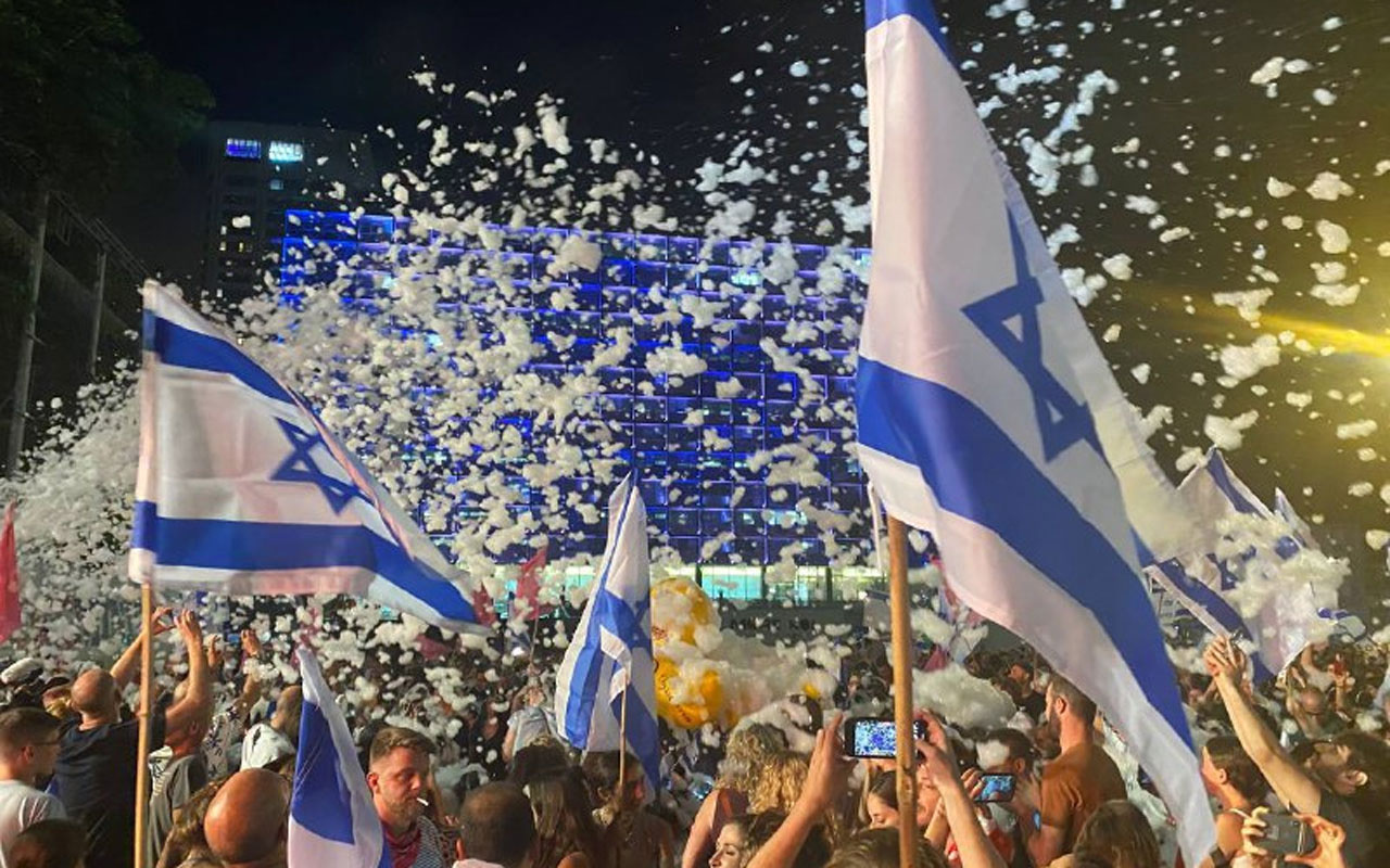 İsrailliler Netanyahu'nun gidişini kutluyor