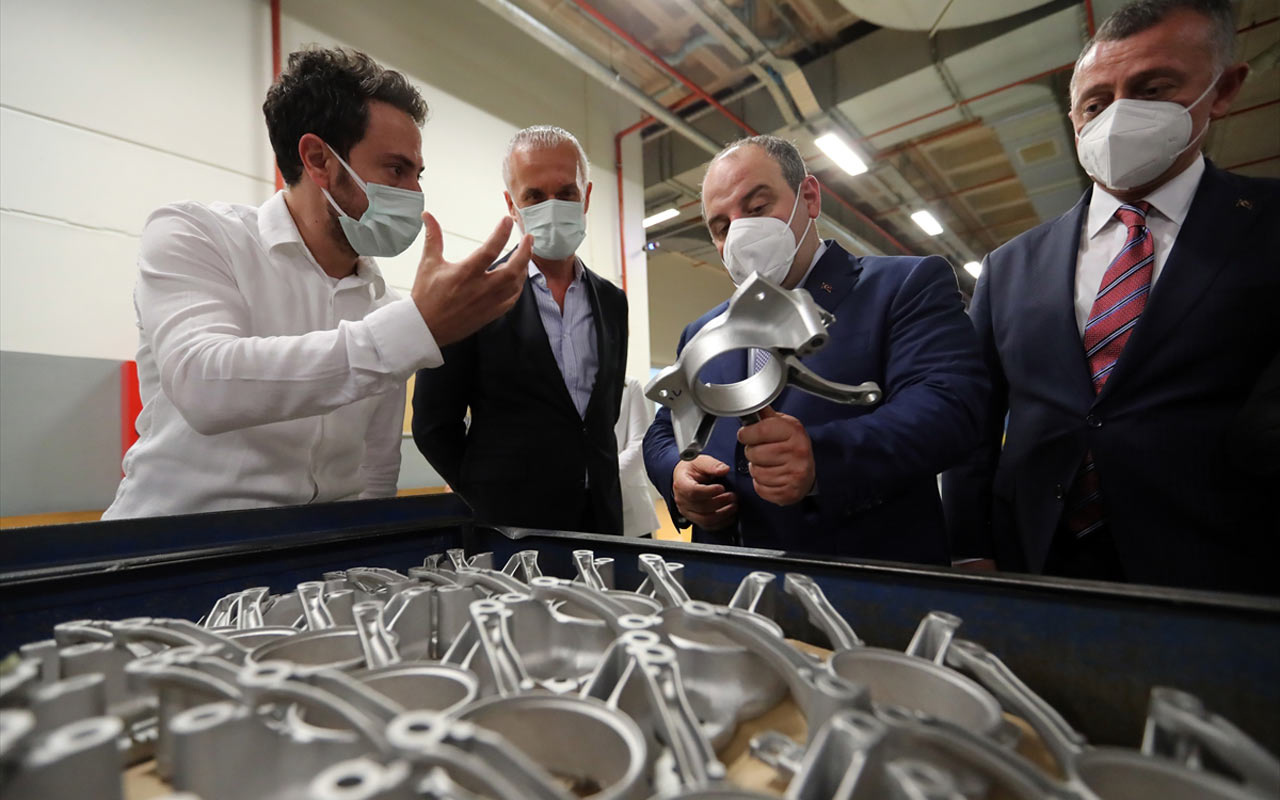 Bakan Mustafa Varank yüksek basınçlı alüminyum döküm otomotiv parçası üreten firmayı ziyaret etti