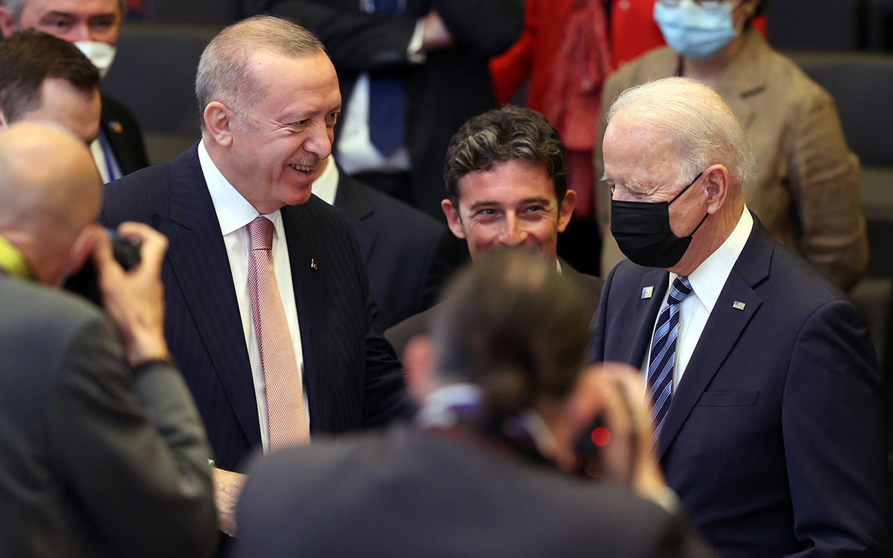 Cumhurbaşkanı Erdoğan ile Biden ayaküstü görüşme yaparken görüntülendi