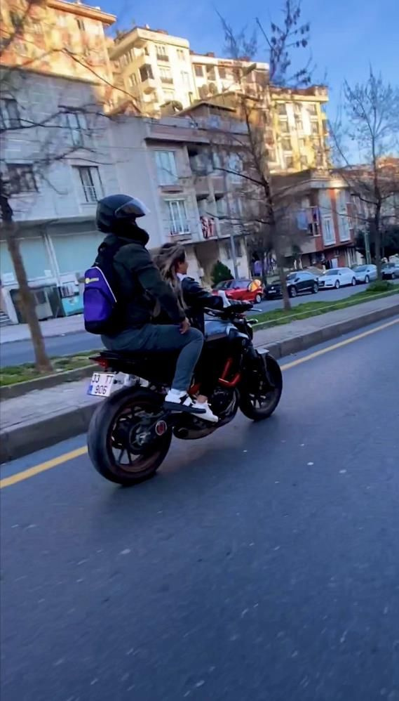 Kız arkadaşıyla motosiklette yer değiştirdi! O gencin yaptığı yanına kalmadı