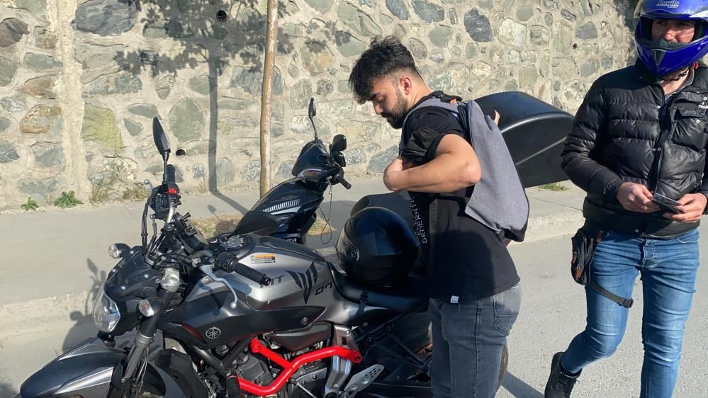 Kız arkadaşıyla motosiklette yer değiştirdi! O gencin yaptığı yanına kalmadı