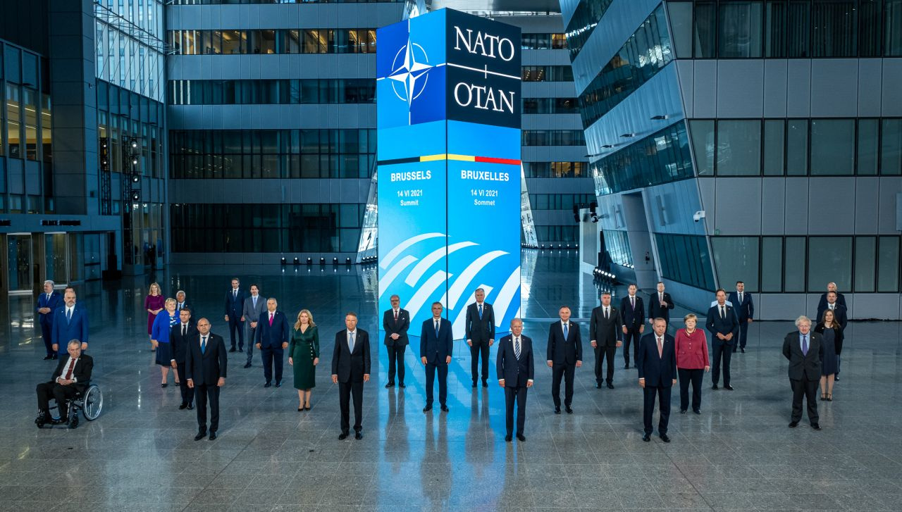 NATO Liderler Zirvesi'nde geleneksel aile fotoğrafı çekildi