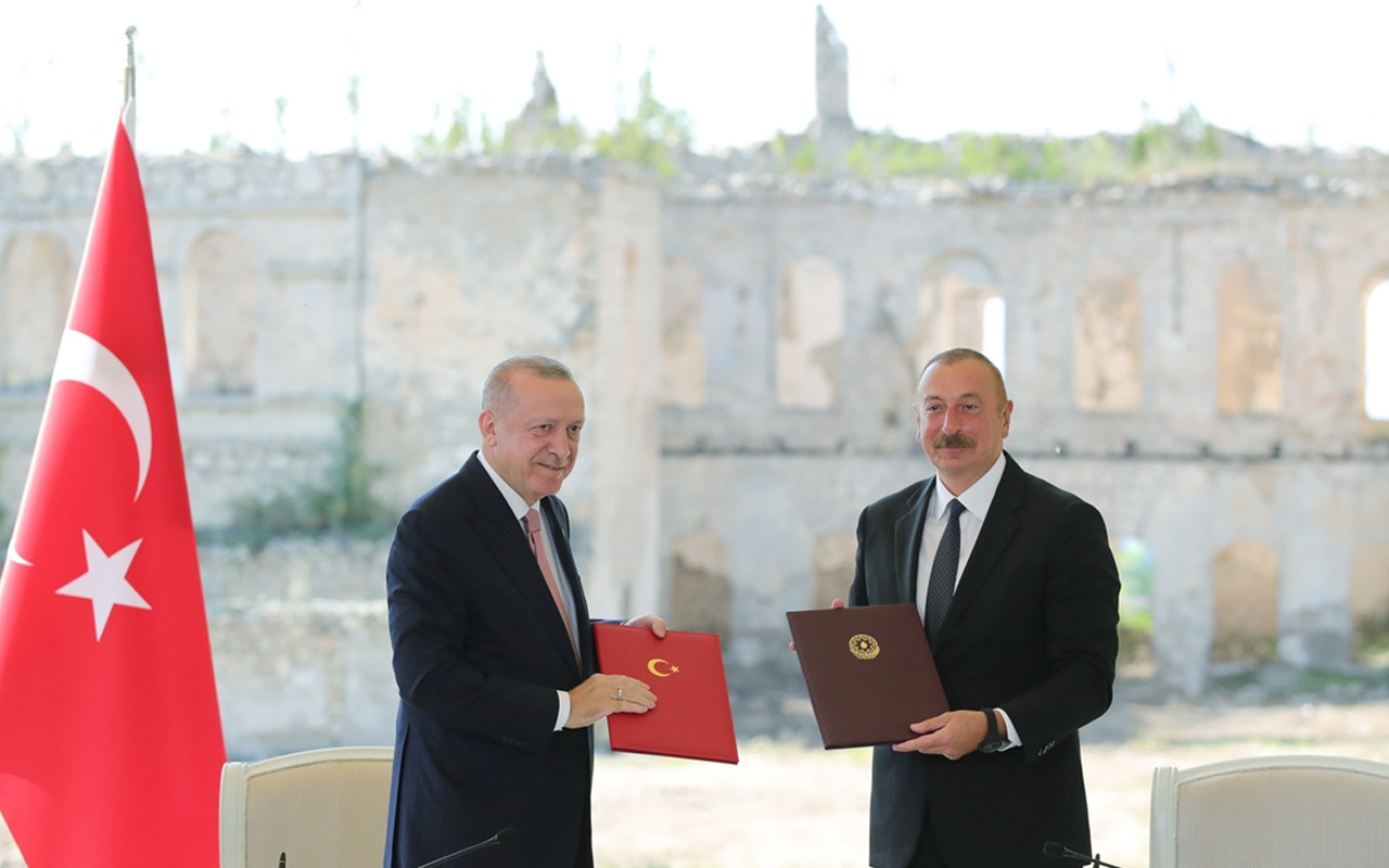 Erdoğan'dan Azerbaycan'a tarihi ziyaret Ortak basın toplantısı
