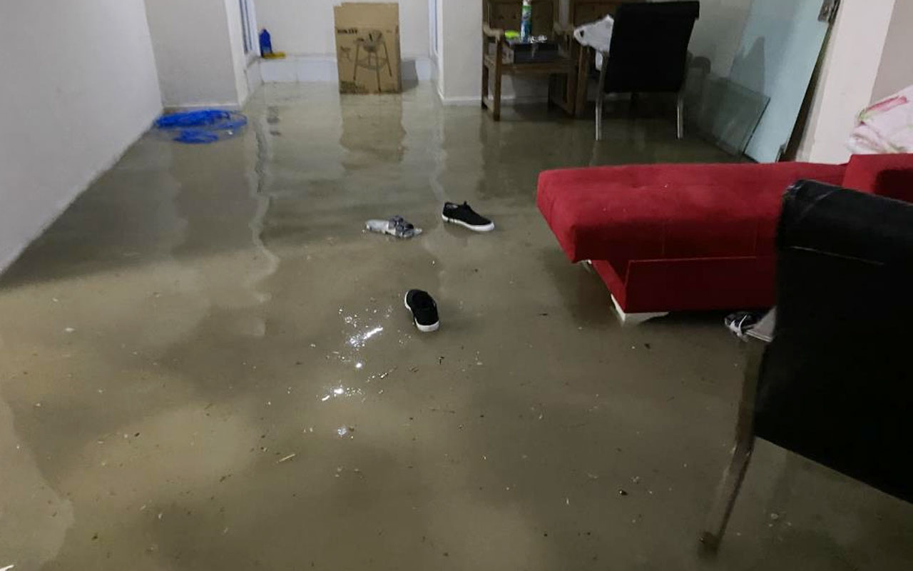 Esenyurt’ta yağış sonrası bir restoran mutfağını su bastı