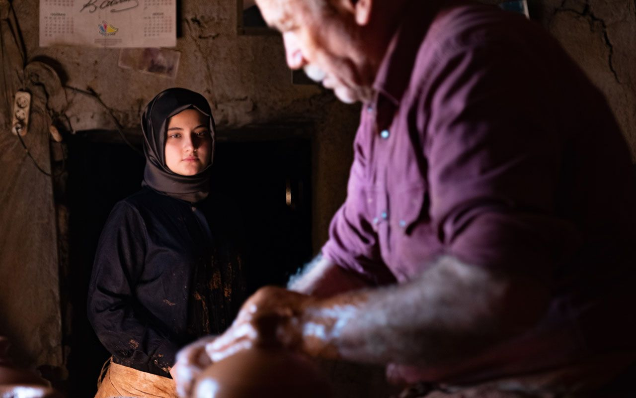 Konya'da 450 yıllık atölyede usta-çırak ilişkisi: Çömlek ustası, üniversiteli çırağından memnun