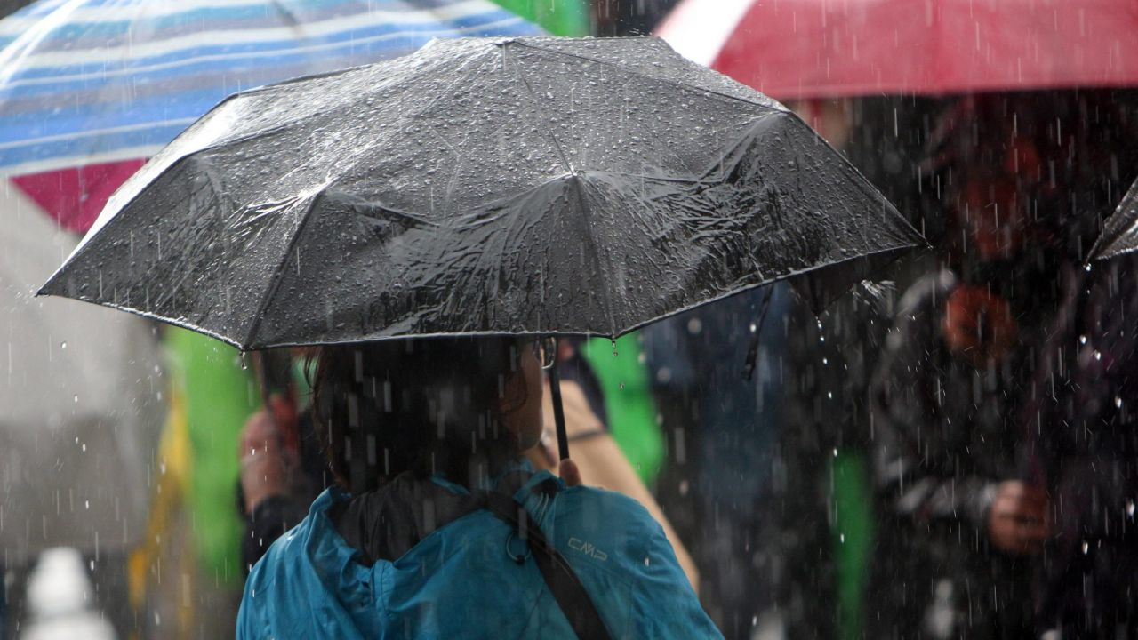İstanbul'da sağanak yağış sürecek! Meteoroloji 3 bölgeyi uyardı: Kuvvetli geliyor