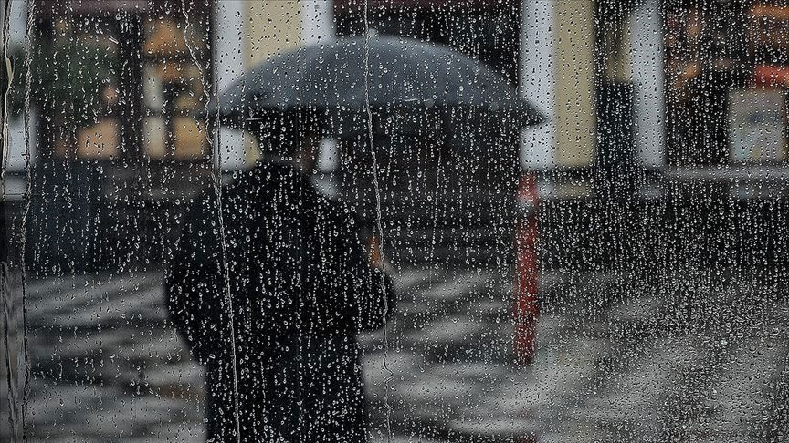 Kara bulutların ardından İstanbul'da kuvvetli sağanak! Trafik kilitlendi, tramvay seferleri durdu