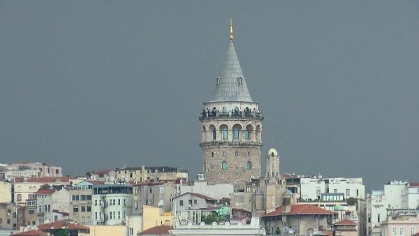 Kara bulutların ardından İstanbul'da kuvvetli sağanak! Trafik kilitlendi, tramvay seferleri durdu