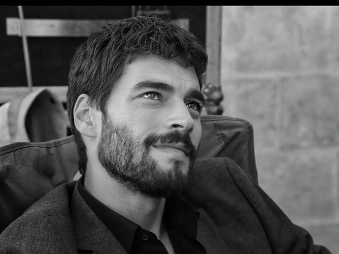 Hercai'nin yakışıklısı Akın Akınözü dünyaya açılıyor