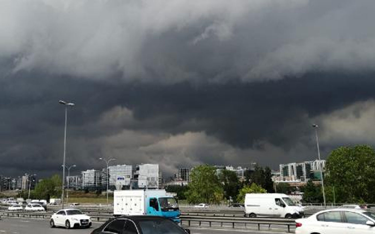 Kara bulutların ardından İstanbul'da kuvvetli sağanak! Trafik kilitlendi, tramvay seferleri durdu