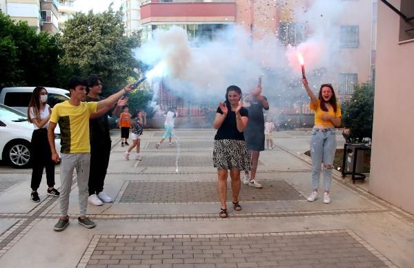 Gören şaştı kaldı! Adana'da 2 yıl sonra boşanma davasını kazanınca davul zurnayla kutladı