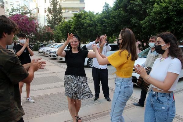 Gören şaştı kaldı! Adana'da 2 yıl sonra boşanma davasını kazanınca davul zurnayla kutladı
