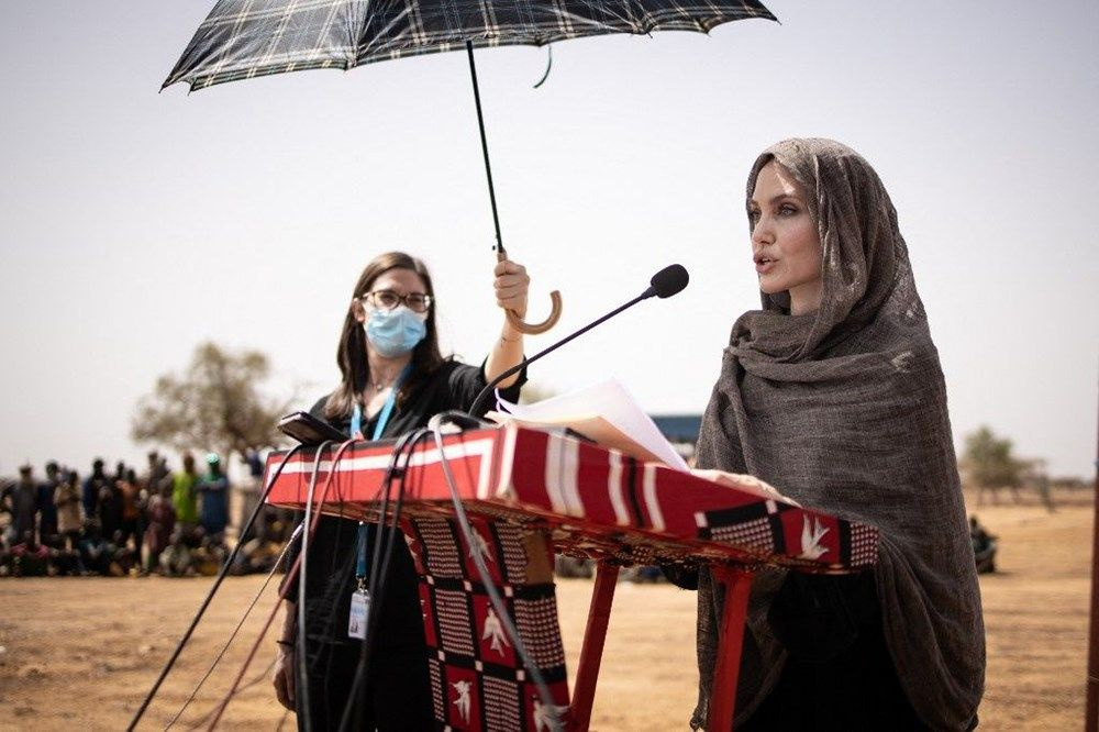 Angelina Jolie'den Burkina Faso'daki mülteci kampına ziyaret