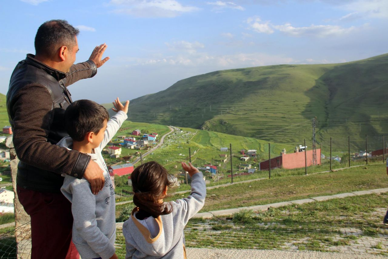 Atatürk için koşa koşa geldiler silüetle hatıra fotoğrafı çektiler