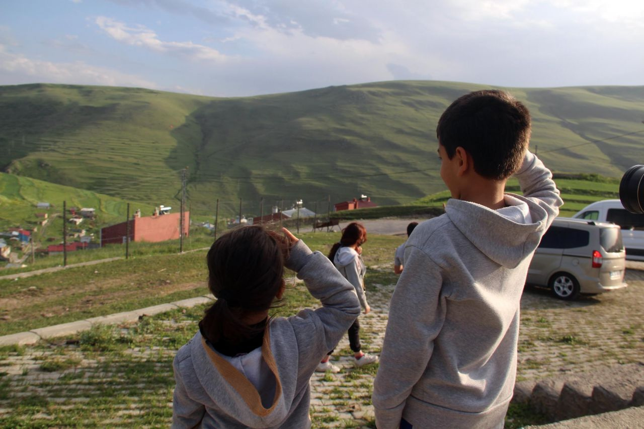 Atatürk için koşa koşa geldiler silüetle hatıra fotoğrafı çektiler