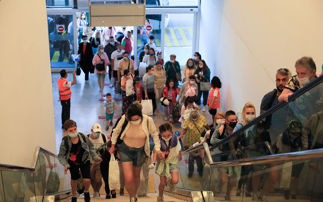 Rusya'dan ilk turist kafilesi Antalya'ya geldi! Gün içinde 44 uçakla 12 bin Rus turist gelecek