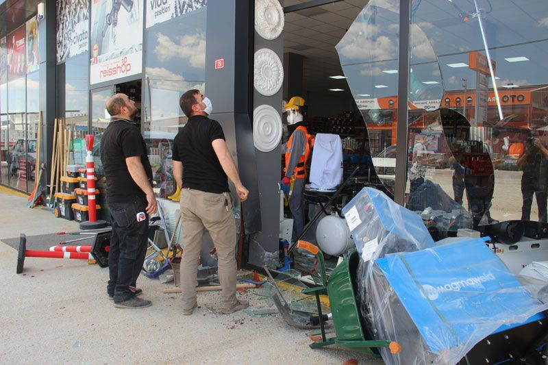 Sivas’ta husumetli olduğu iddia edilen kişinin dükkanına arabasıyla daldı