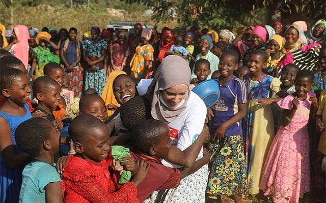 Tanzanyalı çocukların yardımına Gamze Özçelik koştu