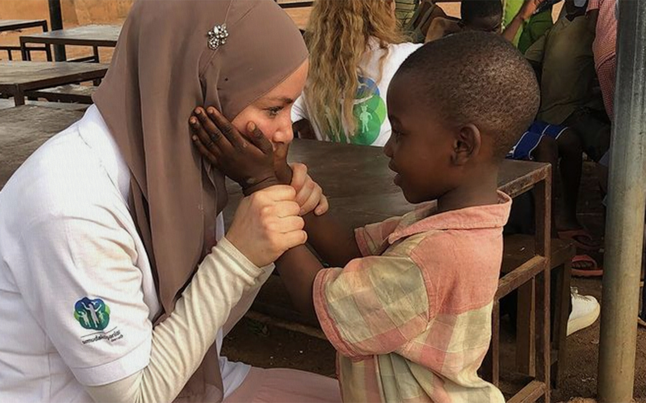 Tanzanyalı çocukların yardımına Gamze Özçelik koştu