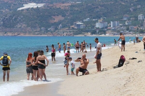 Antalya'da sıcak havayı gören plajlara akın etti! Turistler denizin keyfini çıkardı
