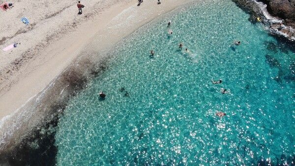Antalya'da sıcak havayı gören plajlara akın etti! Turistler denizin keyfini çıkardı