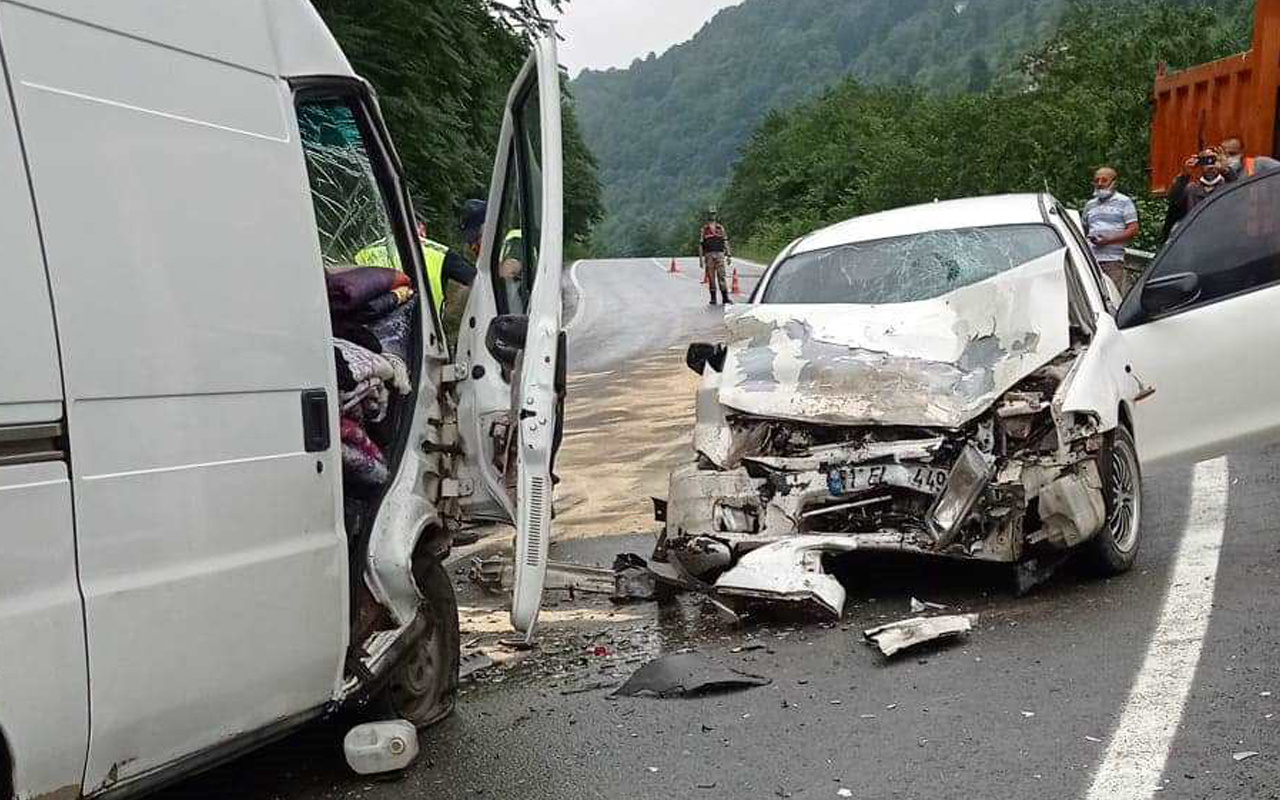 Trabzon'da minibüs ve otomobil kafa kafaya çarpıştı! Acı haber geldi