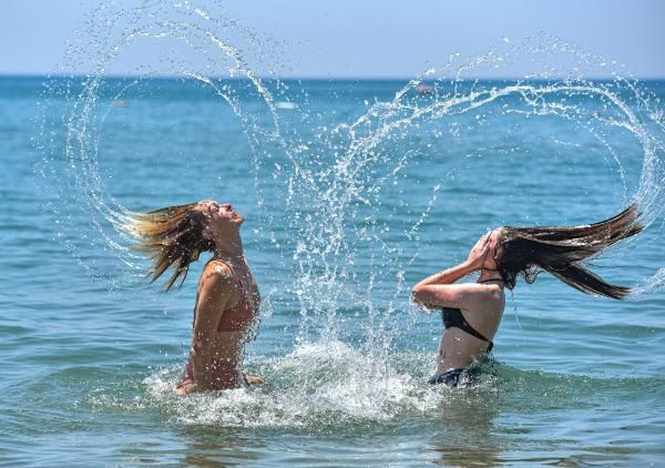Antalya'da Rus turistler plajlara akın etti! Denizin keyfini çıkardılar