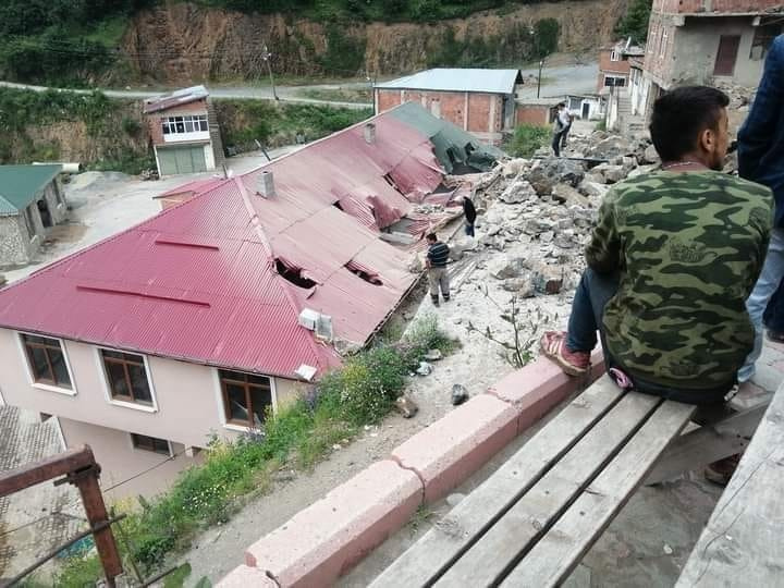Giresun’da yol çalışması sırasında belediye binası ile bir ev hasar gördü