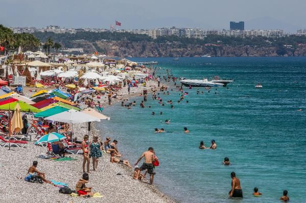 Son kısıtlama öncesi sıcak havayı gören Antalya'da plajlara akın etti! İlk defa bu kadar...