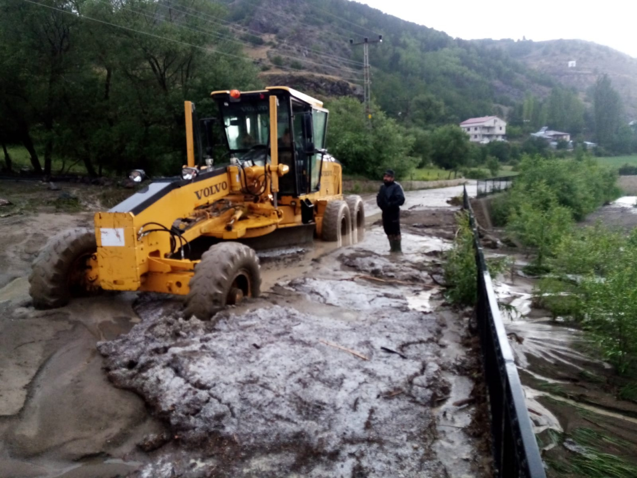 Giresun’da etkili sağanak sonrası dere taştı: Yollar çamurla kaplandı