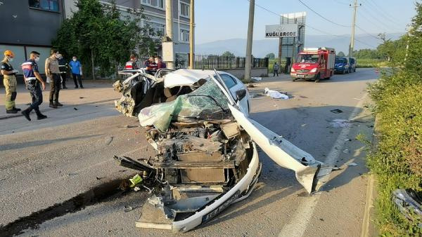 Bursa’da otomobil aydınlatma direğine çarptı: 3 ölü, 2 yaralı