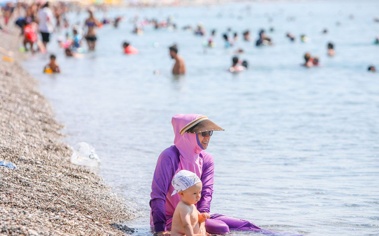 Antalya'da sıcaklık 41 dereceyi gördü sahiller doldu