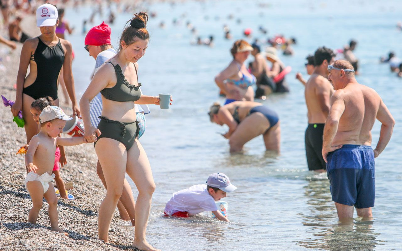 Antalya'da sıcaklık 41 dereceyi gördü sahiller doldu