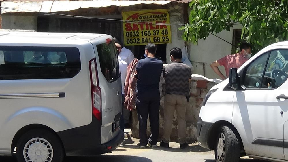 İzmir’de eve gelen yakınları hayatının şokunu yaşadı