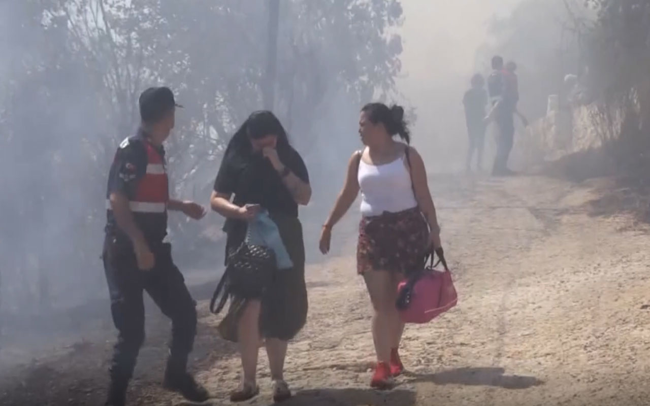 Muğla'nın Ula ilçesinde orman yangını! Kara yolu ulaşıma kapatıldı, vatandaşlar tahliye ediliyor