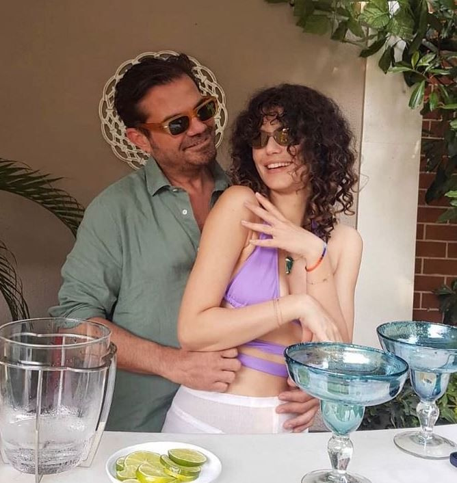 Beren Saat 'lila bikinisi'yle Instagram'ı salladı: 18'lik misin be!