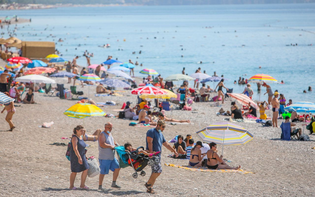 Antalya'da sıcaklık 41 dereceyi gördü sahiller doldu