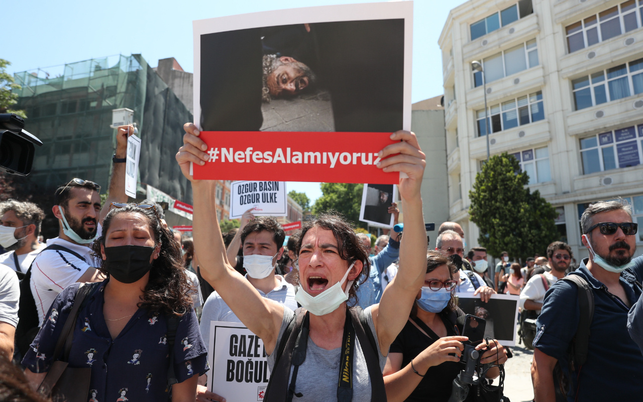 İstanbul'da 'nefes alamıyoruz' protestosu! Makinelerini tepki amaçlı korkuluklara astılar