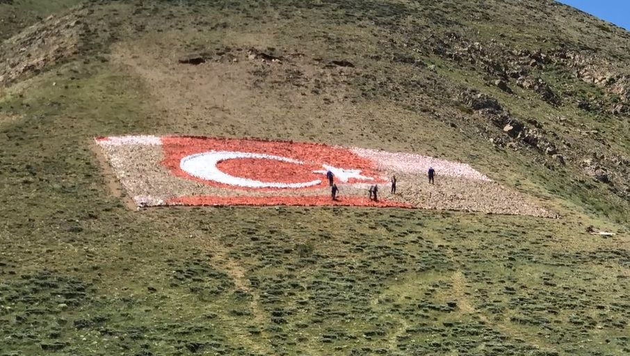 Sivas'ta şehitler için dev Türk Bayrağı yapıldı! 32 gün sürdü 138 ton taş kullanıldı