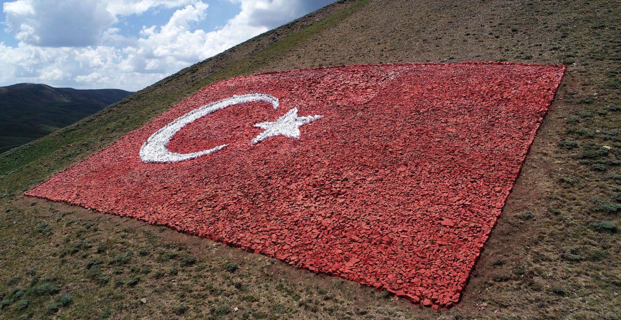 Sivas'ta şehitler için dev Türk Bayrağı yapıldı! 32 gün sürdü 138 ton taş kullanıldı