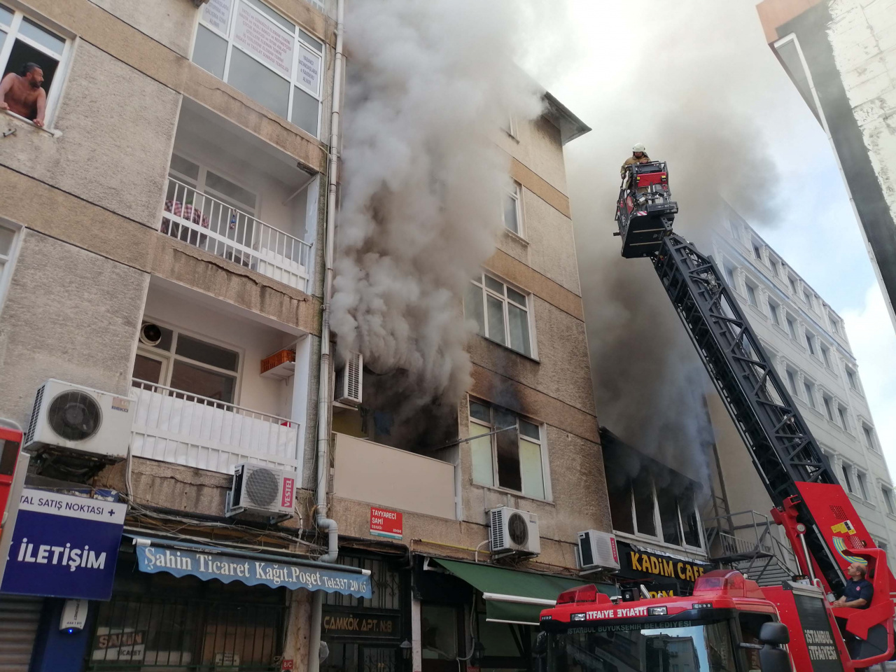 Kadıköy’de sabah saatlerinde yangın: 20 yaşındaki genç hayatını kaybetti