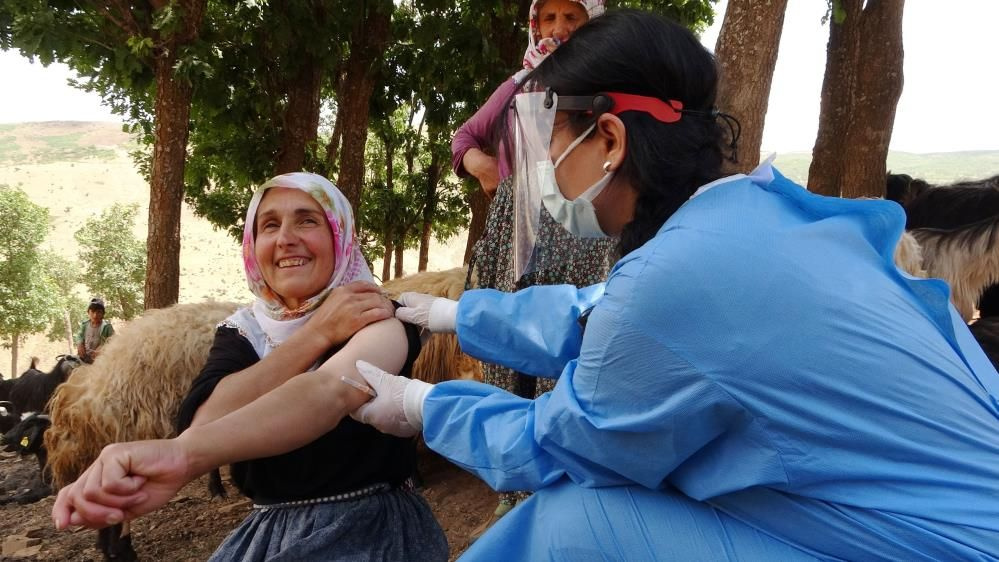 Kilometrelerce yürüyorlar! Muş'ta sağlıkçıların zorlu yolculuğu: Aşı Berivanlara kadar ulaştı