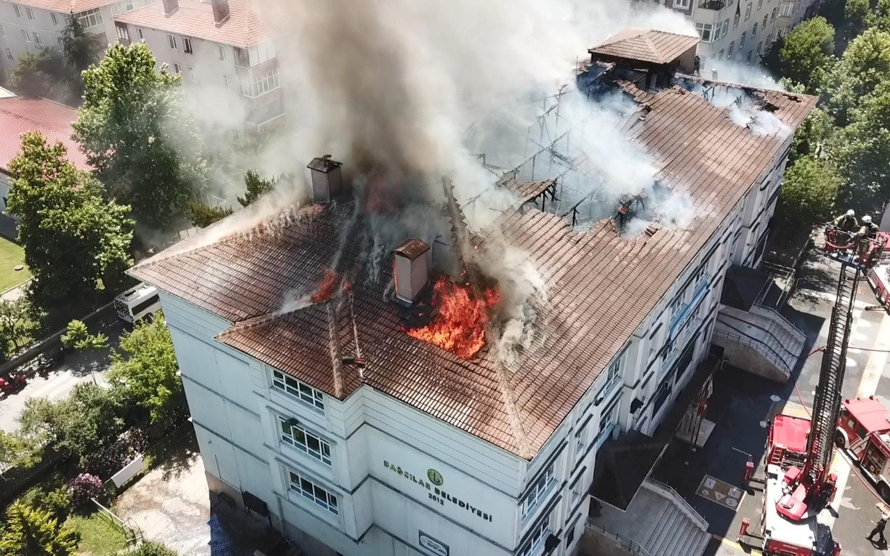 İstanbul'da okulun çatısı alev alev yandı! Dumanlar gökyüzünü sardı